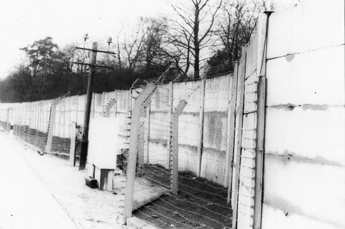 Hinterlandsicherungsmauer und Alarmzaun überwunden: Gelungene Flucht von Glienicke/Nordbahn nach Berlin-Reinickendorf mit Hilfe einer Leiter, 20. Januar 1986 Hinterlandsicherungsmauer und Alarmzaun überwunden: Gelungene Flucht von Glienicke/Nordbahn nach Berlin-Reinickendorf mit Hilfe einer Leiter, 20. Januar 1986